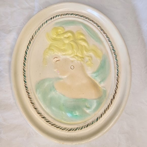 80s Victorian Cameo Wall Hangings - Picture 4 of 14